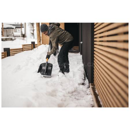 Fiskars Teleskopická lopata na sníh X-series™